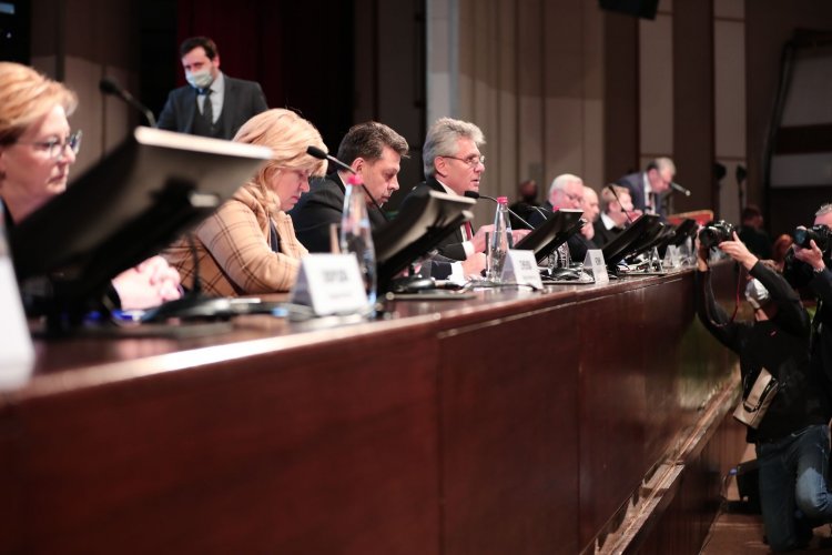 Президент РАН приглашает докладчика.Фото: Елена Либрик / Научная Россия