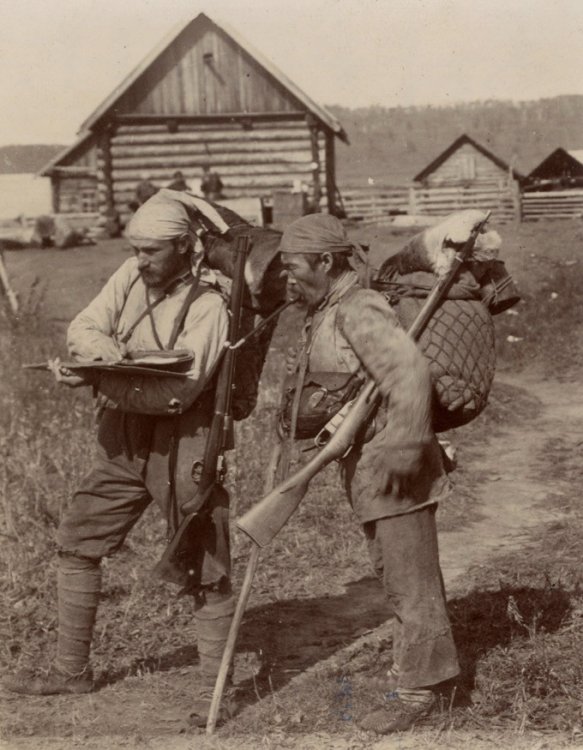 Владимир Арсеньев и Дерсу Узала в экспедиции 1906 г. после маршрута по реке Кулумбе. Источник фото: Википедия