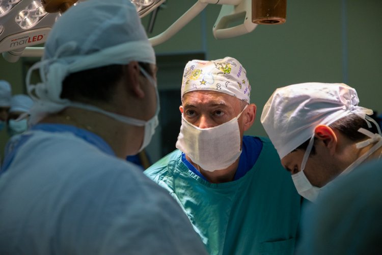Андрей Каприн с коллегами Медицинского радиологического научного центра им. А.Ф. Цыба оперируют 73-летнюю пациентку с рецидивирующим раком шейки матки. 20 июля 2021 года, Обнинск