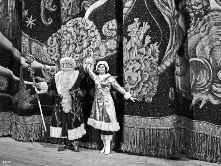 Дед Мороз и Снегурочка приветствуют гостей Детского музыкального театра, Москва, 1980.