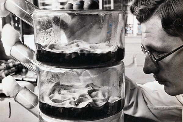Выращивание культуры пенициллина в лаборатории в Англии, 1943 г.