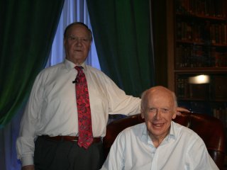 Джеймс Дьюи Уотсон — американский биолог, лауреат Нобелевской премии по физиологии и медицине за открытие структуры молекулы ДНК. Первым расшифрованным геномом человека в истории был геном Джеймса Уотсона