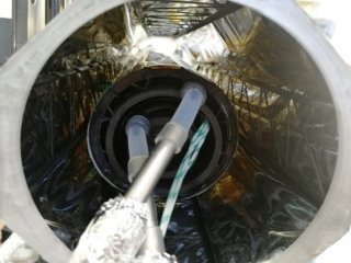 Вид экспериментальной установки для исследования процессов и механизмов газового охлаждения тонких изогнутых кремниевых детекторов МАПС большой площади. Предоставлено Владимиром Ж