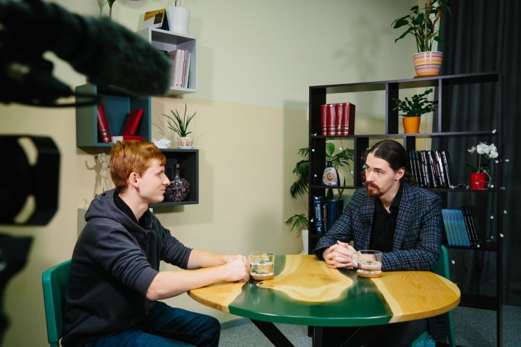 Трудности перевода больших языковых моделей. Интервью с автором проекта Ruadapt Михаилом ТихомировымИскусственный интеллект — сам себе переводчик, или его нужно адаптировать к русскому языку? Как вообще происходит адаптация больших языковых моделей (Large language model, LLM) к разным языкам? Способны ли нейросети генерировать тексты, сравнимые по уровню с русскими классиками? Обо всем этом — в интервью с Михаилом Тихомировым, разработчиком проекта Ruadapt — одного из первых проектов по созданию методологии адаптации больших языковых моделей к русскому языку.