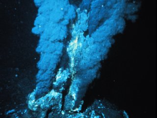 Черный курильщик в гидротермальном источнике срединно-океанического хребта © Фото: P. Rona OAR/National Undersea Research Program (NURP); NOAA