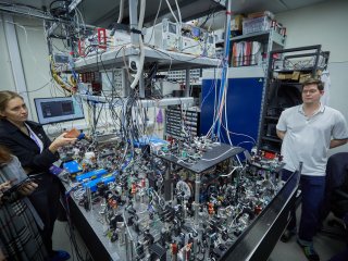 На фотонах и нейтральных атомах: журналистам показали квантовые вычислители МГУ. Фото: Елена Либрик / «Научная Россия»