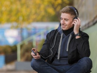 Музыка и шум транспорта стимулируют воображение. Фото: Freepik.com