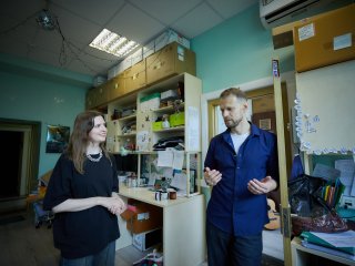 Корреспондент портала «Научная Россия» Янина Хужина и биолог Сергей Дмитриев. Фото: Елена Либрик / «Научная Россия»