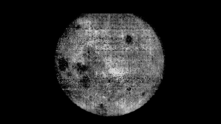 Первый снимок, сделанный спутником Луна-3. 