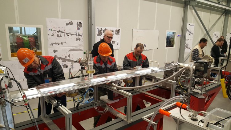Специалисты ИЯФ СО РАН провели геодезический контроль сборки оборудования на синхротроне во Франции