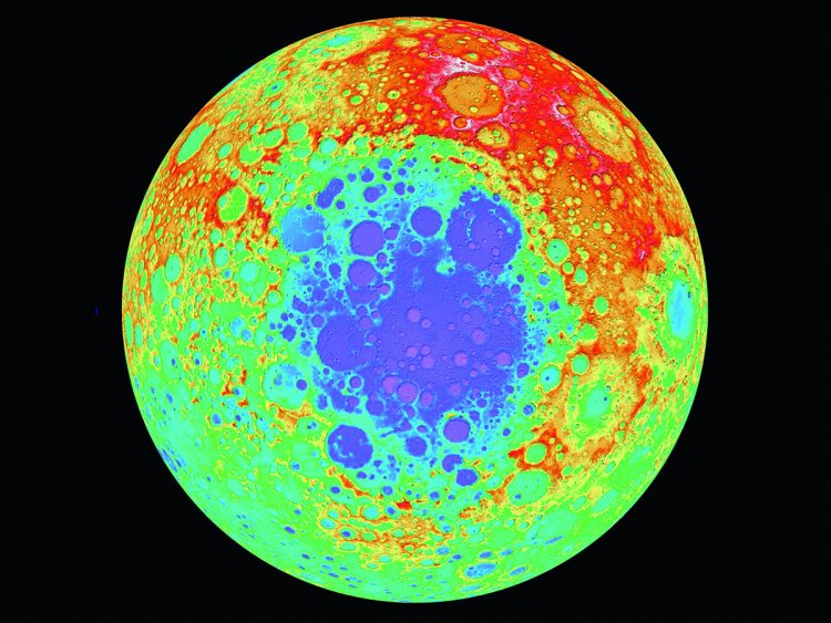 Обратная сторона Луны интересна своим кратером на южном полюсе — бассейн Южный полюс — Эйткен. Это крупнейший кратер в Солнечной системе. Его диаметр около 2,5 тыс. км. Источник: NASA