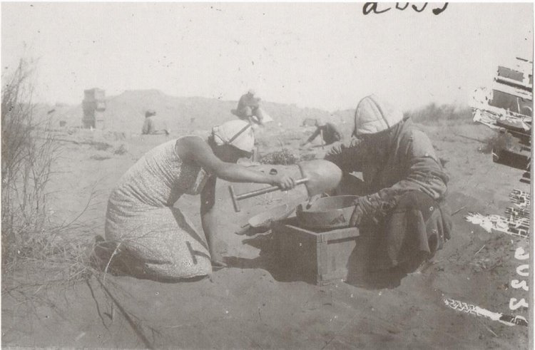 Джанбас-кала № 4. На раскопе, рабочий момент. 1940 г. Фото В.И. Котовского