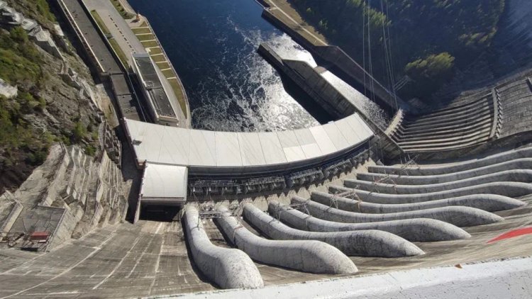 Саяно-Шушенская ГЭС, вид с гребня плотины