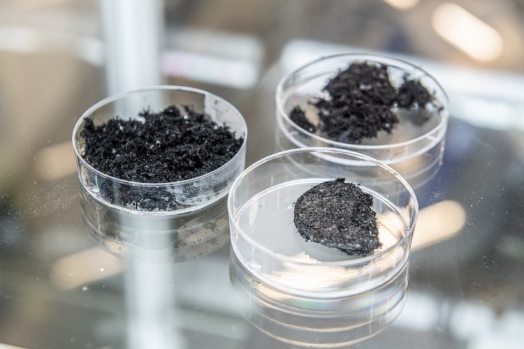 Порошки углеродных нанотрубок разной плотности для изготовления полимерных нанокомпозитных материалов. Как выяснили исследователи, все три вида сырья обеспечивают одинаковое качество композитов. При этом плотный порошок удобнее в производстве. Источник: Тимур Сабиров/Сколтех
