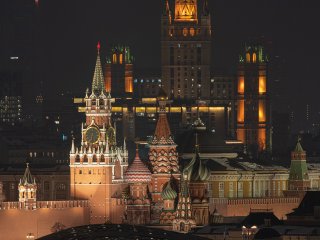 2 МЕСТО: Барсуков Вячеслав - «Кремль на фоне Кудринской высотки». Номинация «Big City Life”. Высшая лига