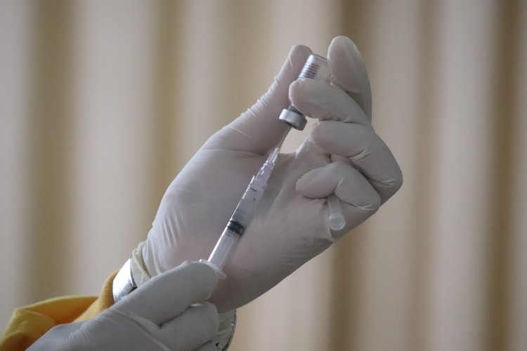 В России зарегистрирована третья вакцина от коронавируса «КовиВак». Источник: Mufid Majnun / Фотобанк Unsplash 