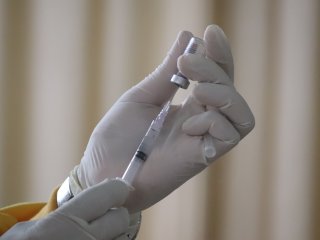 В России зарегистрирована третья вакцина от коронавируса «КовиВак». Источник: Mufid Majnun / Фотобанк Unsplash 