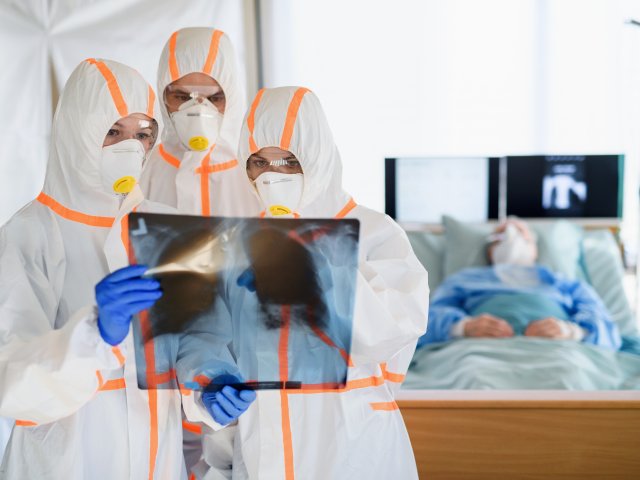 Медицинская бригада, ухаживающая за инфицированными пациентами в больнице, лечение коронавируса. Фото: ru.123rf.com