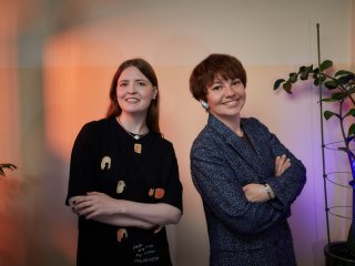 Корреспондент портала «Научная Россия» Янина Хужина и директор Дизайн-центра квантового проектирования НИТУ МИСИС Наталия Малеева. Фото: Елена Либрик / «Научная Россия»