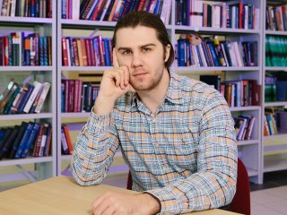 Победитель конкурса молодых ученых МГУ фонда «Интеллект», аспирант лаборатории нейрофизиологии и нейрокомпьютерных интерфейсов биологического факультета МГУ Андрей Алексеевич Мирошников. Фото: Ольга Мерзлякова / «Научная Россия»
