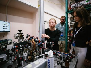 Аспирант ФИАН Христина Смазнова показывает журналистам  установку для моделирования взаимодействий между атомами. Фото: Ольга Мерзлякова / «Научная Россия»