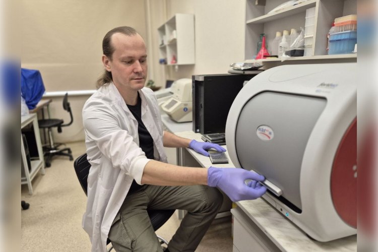 Сотрудник лаборатории биосенсорных технологий НГУ кандидат биологических наук Сергей Владимирович Гусельников проводит анализ межбелковых взаимодействий.Фото: Сергей Кулемзин, Татьяна Беловежец / НГУ