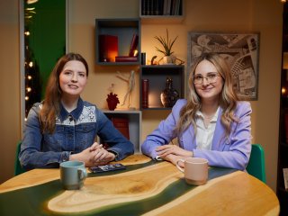 Корреспондент «Научной России» Янина Хужина и физик Юлияна Цветинович. Фото: Елена Либрик / «Научная Россия»