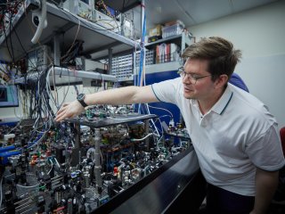 На фотонах и нейтральных атомах: журналистам показали квантовые вычислители МГУ. Фото: Елена Либрик / «Научная Россия»