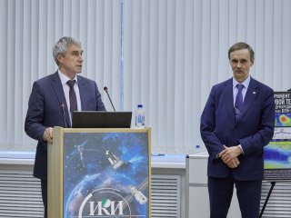 Заместитель генерального директора «Роскосмоса» по пилотируемым и автоматическим комплексам Сергей Константинович Крикалев и директор Объединенного института высоких температур РАН Олег Федорович Петров. Фото: Елена Либрик / «Научная Россия»