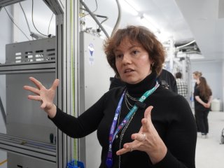 Директор Дизайн-центра квантового проектирования НИТУ МИСИС к.ф.-м.н. Наталия Андреевна Малеева показывает участникам Квантового клуба журналистов квантовый вычислитель на сверхпроводниковой платформе. Фото: Анастасия Жукова / «Научная Россия»
