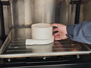 Образец нового композиционного материала, полученного исследователями из РТУ МИРЭА. Фото: пресс-служба РТУ МИРЭА