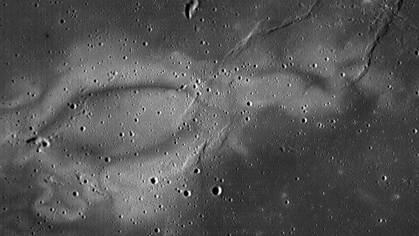 Кометы сформировали лунную поверхность