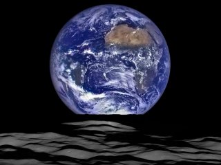 Восход Земли над лунным горизонтом: новое фото от NASA