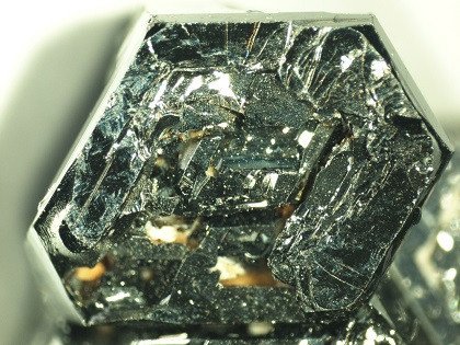 Монокристаллы гексаферрита стронция. Фото из архива Д. А. Винника