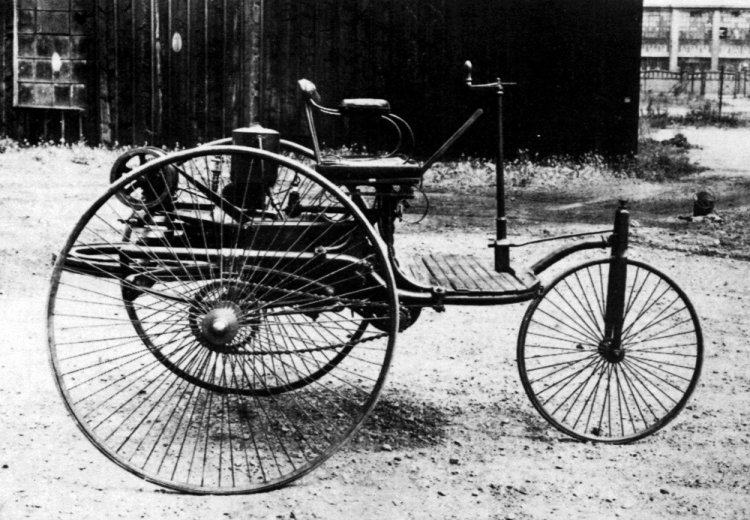 3 июля 1886 года Карл Бенц впервые испытал автомобиль собственной конструкции