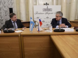 1)	Президент РАН Александр Сергеев и Чрезвычайный и Полномочный посол Аргентинской Республики в РФ Эдуардо Зуайн