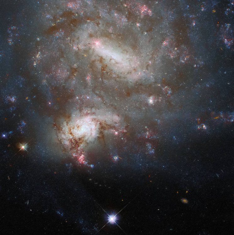 Две далекие друг от друга галактики кажутся близкими соседями на снимке «Хаббла» 