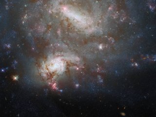 Две далекие друг от друга галактики кажутся близкими соседями на снимке «Хаббла» 