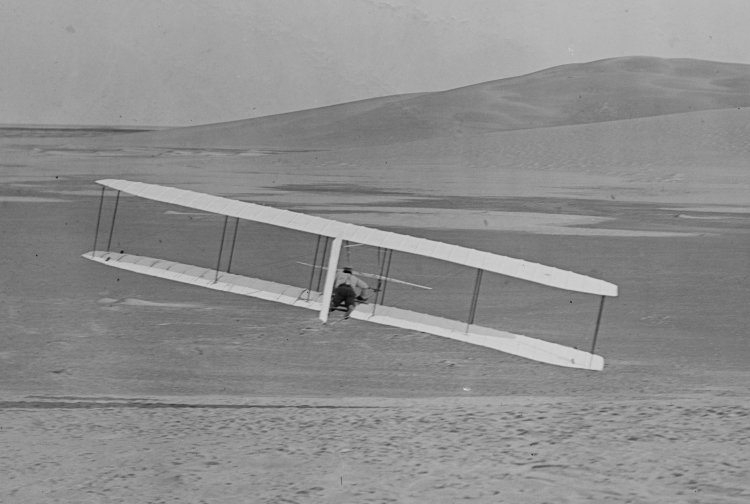 Уилбер Райт делает поворот подвижным рулем, 24 октября 1902 г.  Источник фото: Википедия