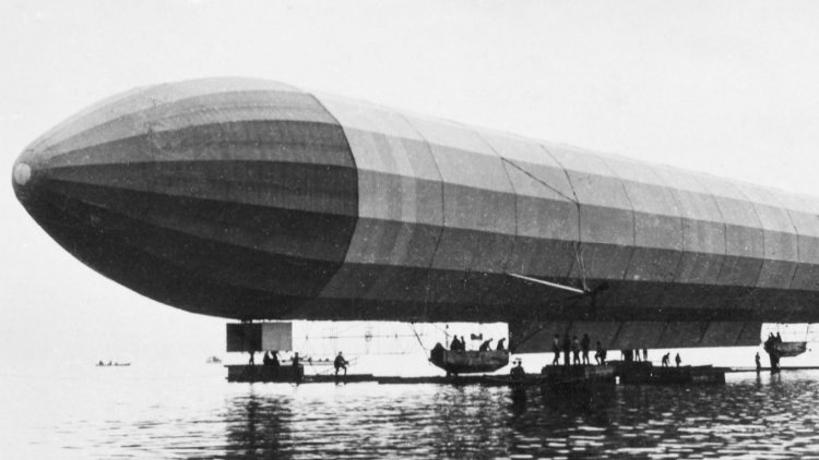 Первый полет дирижабля Цеппелина. Фото: Zeppelin History