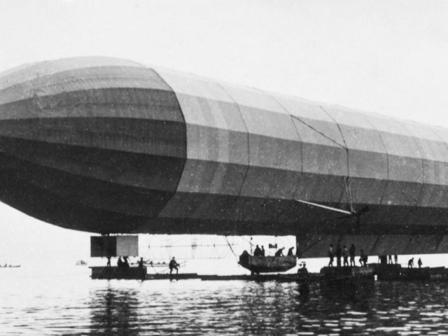 Первый полет дирижабля Цеппелина. Фото: Zeppelin History