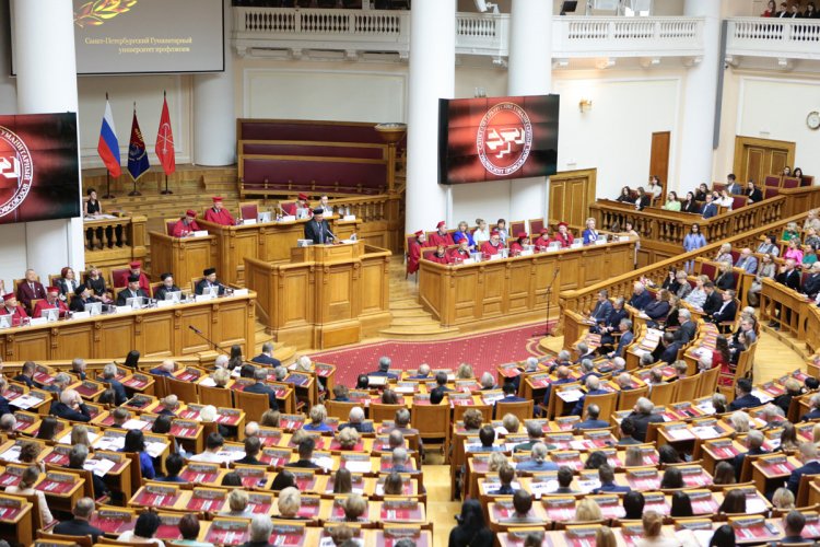 В Таврическом дворце открылось торжественное заседание ученого совета Санкт-Петербургского Гуманитарного университета профсоюзов.