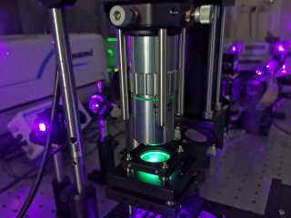 Экспериментальная установка по наблюдению флуоресценции зеленого флуоресцентного белка. Источник - ФИЦ КНЦ СО РАН