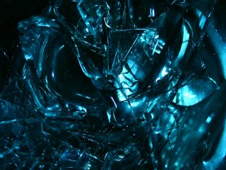 Разработана методика оценки колебаний атомной плотности в кварцевом стекле. Фото: unsplash.com