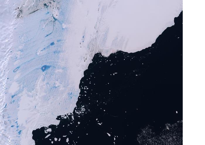 Скопление талой воды и слякоти на шельфовом леднике Трейси Тременчус, который впадает в Южный океан. Содержит измененные данные Copernicus Sentinel [2018], обработанные Ребеккой Делл. Фото: Rebecca Dell / University of Cambridge