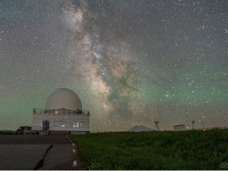 Башня 2.5-м телескопа Кавказской горной обсерватории МГУ. Зеленые и красные полосы на небе — свечение верхних слоёв атмосферы Земли. Фото одного из авторов работы С.Г. Желтоухова