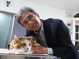 Профессор Хироюки Сасаки, генетик из Университета Кюсю, неравнодушный к кошкам, быстро подружился с одной из трёхцветных кошек в местном приюте, пока искал ген, отвечающий за рыжий окрас. Фото: Hiroyuki Sasaki/Kyushu University