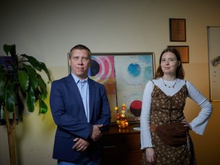 Физик Евгений Кочурин и корреспондент портала «Научная Россия» Янина Хужина. Фото: Елена Либрик / «Научная Россия»