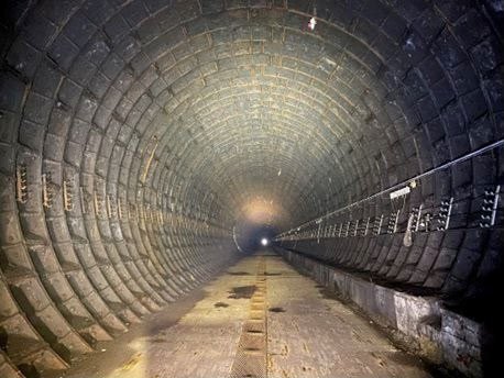 Участок заброшенного железнодорожного тоннеля с чугунным тюбингом. Источник фото: А.С. Сердюков