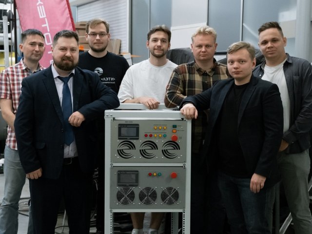 Образец отечественной установки для бесперебойного питания, где найдет место устройство для синхронизации. Источник фото: СПбГЭТУ «ЛЭТИ»